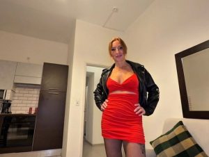 s*xy Rachel Porno Video: Geile MILF drei*ochstu*e verführt besten Freund – ana* in allen lö**ern für verbotenen Spaß!