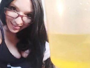 s*xy Rachel Porno Video: pi** in den Messbecher